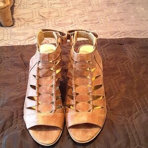 Naturalizer Block Heel Tan Sandal  SIZE:10M